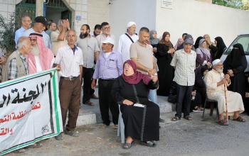 عوائل شهداء وجرحى يشاركون في وقفة احتجاجية للمطالبة بصرف مستحقاتهم المالية أمام مقر مؤسسة الشهداء والجرحى في مدينة غزة