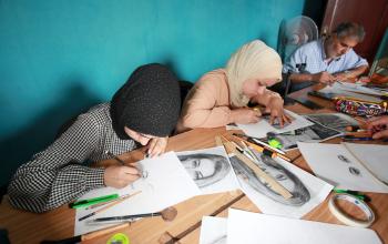 الرسم بالفحم في غزة لتطوير المواهب وتحقيق الأرباح