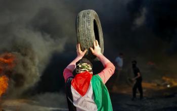 متظاهرون فلسطينيون يشعلون الاطارات المطاطية بمنطقة "ابو صفية "شرق جباليا شمال قطاع غزة