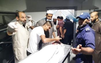 فلسطينيون يودعون جثمان الشهيد يوسف سالم رضوان في مستشفى الاوروبي بخانيونس