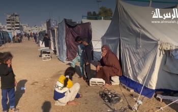النازحون من شمال غزة يدشنون خياما في ملعب اليرموك بغزة، في ظل استمرار القصف والتهجير للسكان