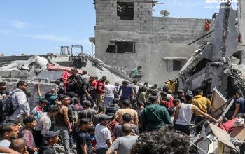 مواطنون يتفقدون الدمار جراء قصف الاحتلال الاسرائيلي على مدينة خان يونس