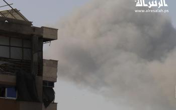 دخان يتصاعد جراء القصف الاسرائيلي على حيي الصبرة والزيتون شرق مدينة غزة