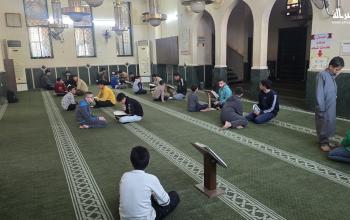 22 طالبًا يتلون أجزاء من القرآن في جلسة واحدة