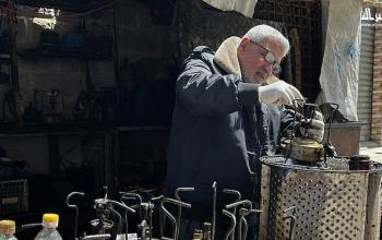 عادل عيسى يعود لصيانة مواقد الكاز ( البابور ) في مخيم الشاطئ بغزة