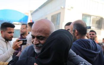 الصليب الأحمر ينقل 15 معتقلاً مفرجاً عنهم لمستشفى الأقصى بدير البلح