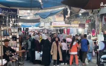 الفلسطينيون يتجولون في الأسواق قبل عيد الأضحى