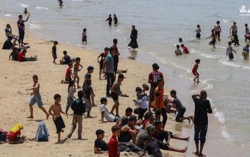 أطفال غزة يلجؤون إلى البحر هربًا من حر الخيام وموجة الحر