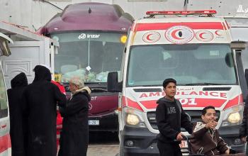 مرضى وجرحى يغادرون الهلال الأحمر بخان يونس نحو رفح للعلاج بالخارج