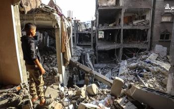 الاحتلال يدمّر مربعًا سكنيًا بمخيم الشاطئ غرب غزة