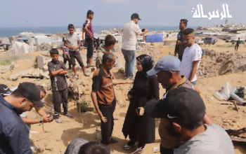 نازحون يتفقدون خيامهم المتضررة غرب غزة بعد غارة للاحتلال