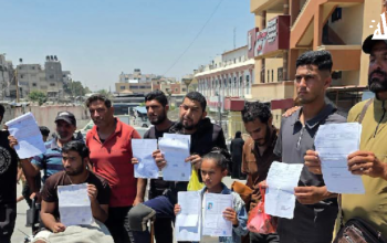 مرضى بغزة يحتجون أمام مجمع ناصر للمطالبة بالعلاج بالخارج