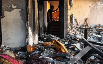 آثار قصف شقة سكنية بمنطقة أبو الأمين في الشيخ رضوان شمال غزة