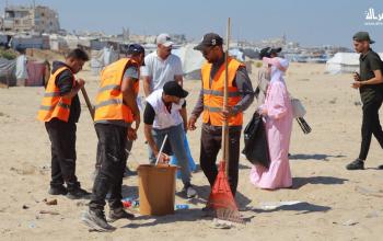 بلدية غزة ومتطوعون من مؤسسة حيدر عبد الشافي للتنمية والثقافة في مبادرة لتنظيف شاطئ البحر