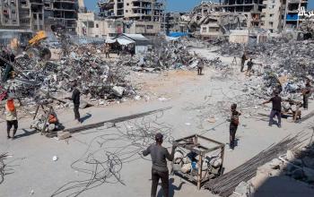 عمال في غزة يعملون في تعديل الحديد وهو مصدر رزقهم