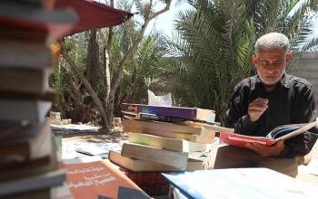 محمد رمضان يعرض مجموعة من الكتب أنقذها من تحت ركام منزله المدمر في بيت لاهيا