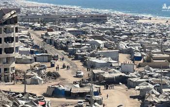 خيام النازحين تمتد على طول ساحل غزة وبين أنقاض المباني المدمرة