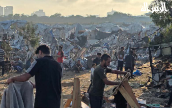 نازحون يتفقدون أضرار خيامهم بعد غارة على مواصي خان يونس