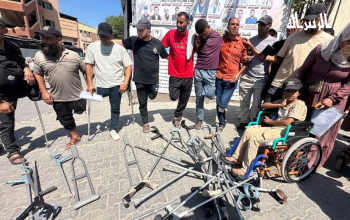 وقفة للمرضى والجرحى بمجمع ناصر للمطالبة بالسفر للعلاج خارج غزة.