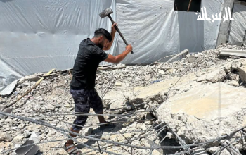 فلسطينيون يفككون أنقاض المنازل لاستخراج الحديد مقابل أجر