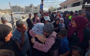 المرضى الفلسطينيون يلتم شملهم مع عائلاتهم بعد عودتهم إلى غزة