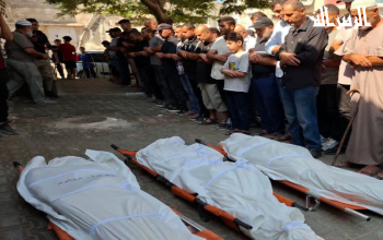 الصلاة على جثامين 3 شهداء داخل مجمع الشفاء بعد استهدافهم في جباليا