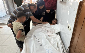 وداع الشهيد الطفل إسماعيل البردويل في مجمع ناصر الطبي بعد إصابته برصاص الاحتلال جنوب خان يونس