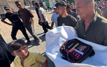 تشييع الطفلة أمل المغير بعد استشهادها بقصف إسرائيلي في خان يونس