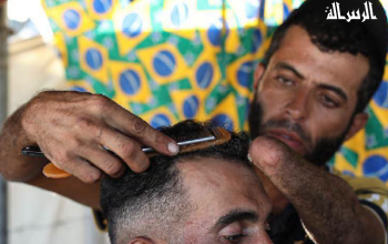 المصاب جهاد المبحوح يواصل مهنة الحلاقة داخل خيمة بالنصيرات