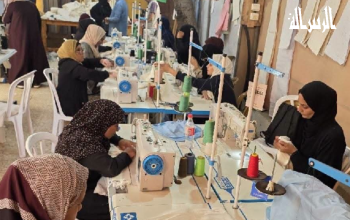 سيدات يصنعن ملابس أطفال من خيام بالية لتوزيعها على الطلاب