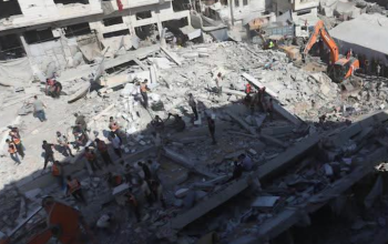 انتشال جثامين ضحايا من أنقاض بناية في غزة
