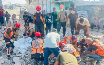 استمرار جهود الدفاع المدني في انتشال جثامين الشهداء من تحت الأنقاض في وسط وشمال غزة
