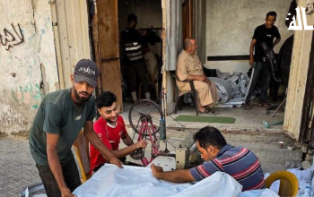 الخياط شعبان طبش يرمم شوادر خيام النازحين لمواجهة برد الشتاء في خان يونس