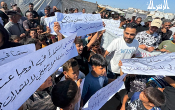 أسر نازحة تناشد لتوفير مستلزمات الإيواء والغذاء والمياه والإنارة