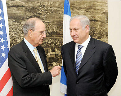 رئيس وزراء الاحتلال بنيامين نتنياهو والمبعوث الاميركي جورج ميتشل "أرشيف"