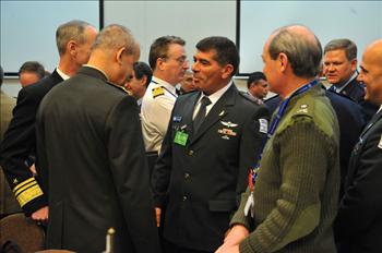 اشكنازي خلال مشاركته في اجتماع للاطلسي