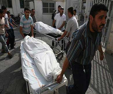 الشهداء اثناء وصولهم لمستشفي كمال عدوان "تصوير الرسالة نت"