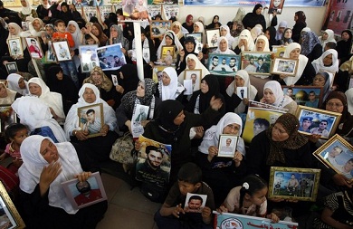 امهات الاسرى بانتظار ابناءهن مثل عائلة عياد