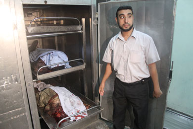 جثماني الشهيدان فرح النجار وعصمت مهرة                 ( تصوير . مجدي قريقع )