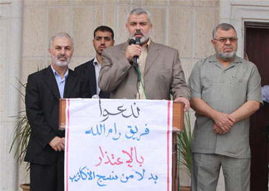 رئيس الوزراء خلال اعتصام تضامني مع عوائل الشهداء 