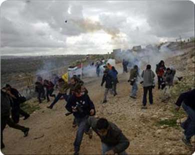 جانب من مسيرة بلعين الاسبوعية المناهضة لجدار الفصل العنصري