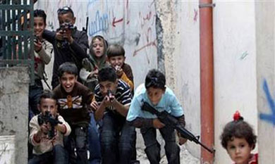 صبية يلعبون ببنادق الدمدم في العيد