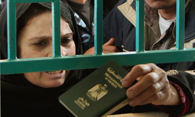 المواطنون يشكون من بعض التجاوزات في معبر رفح المغلق