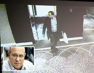 صورة تظهر القيادي المبحوح قبل اغتياله وفي الاطار "مسئول الموساد الصهيوني"