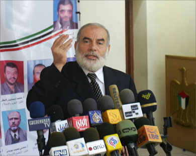 محمود عباس يحرض علي تشديد الحصار