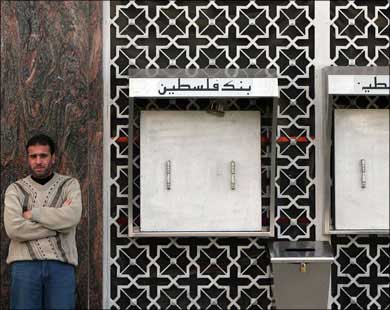 الموظفون ينتظرون الرواتب