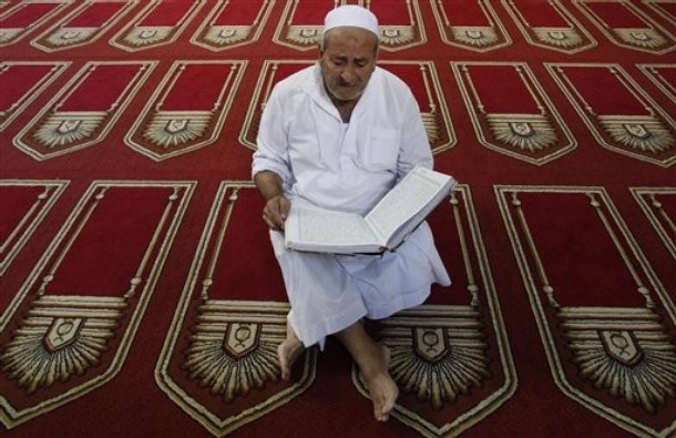 مصلي يقرا القران