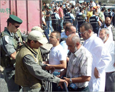 سلطات الاحتلال تفرض إجراءات أمنية مشددة على المصلين