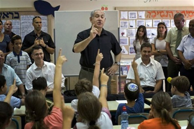 رئيس الوزراء الاسرائيلي ووزير التربيةوالتعليم في زيارة لاحدى المدارس