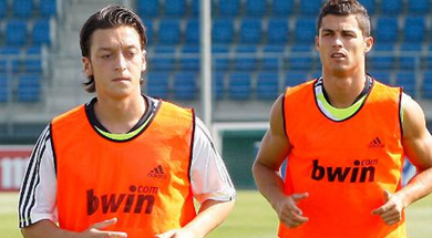 أوزيل إلى جانب رونالدو